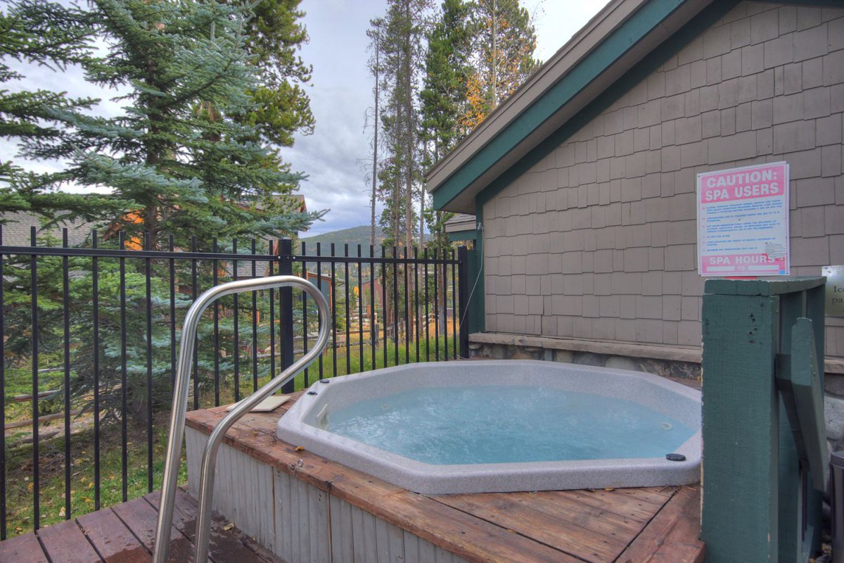 SkyRunBreck's tweet photo. The best way to explore Breckenridge is by staying in one of our private rentals that feature all the amenities you’re looking for without compromising location. Choose from a selection of unique and private condos, townhomes, and mountain homes: https://t.co/nsaTYqTTBL https://t.co/HXYbRPhDXl