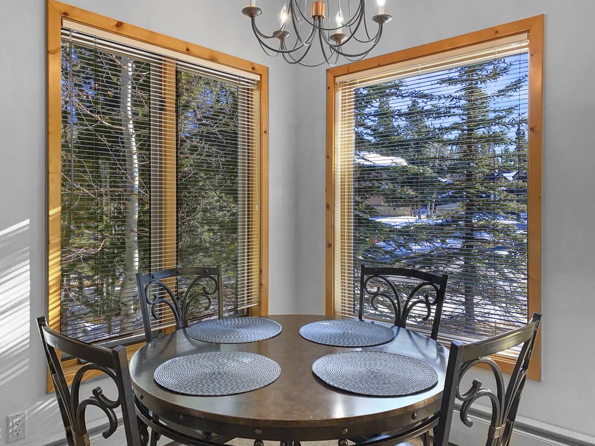 SkyRunBreck's tweet photo. The best way to explore Breckenridge is by staying in one of our private rentals that feature all the amenities you’re looking for without compromising location. Choose from a selection of unique and private condos, townhomes, and mountain homes: https://t.co/nsaTYqTTBL https://t.co/HXYbRPhDXl