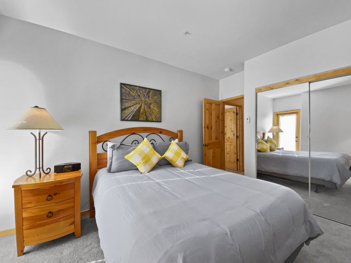 SkyRunBreck's tweet photo. The best way to explore Breckenridge is by staying in one of our private rentals that feature all the amenities you’re looking for without compromising location. Choose from a selection of unique and private condos, townhomes, and mountain homes: https://t.co/nsaTYqTTBL https://t.co/HXYbRPhDXl