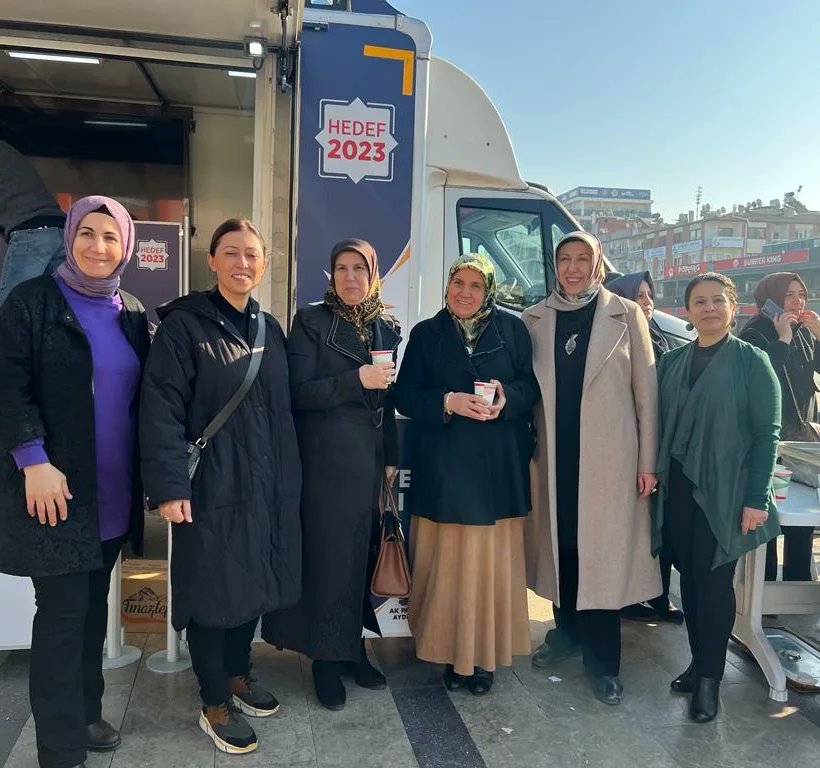 AKEfelerKadin's tweet photo. Efeler İlçe Kadın Kolları Başkanlığımızın  #Türkiye Yüzyılını anlatıp üye yaptığımız AK Noktamızda  esnafımızın ve hemşerilerimizin içini ısıtacak çorbamızı ikram ettik.Halkımızın yoğun ilgisi bizlerinde içini ısıttı. https://t.co/Vwg34kSLoC