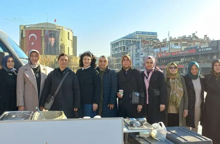 AKEfelerKadin's tweet photo. Efeler İlçe Kadın Kolları Başkanlığımızın  #Türkiye Yüzyılını anlatıp üye yaptığımız AK Noktamızda  esnafımızın ve hemşerilerimizin içini ısıtacak çorbamızı ikram ettik.Halkımızın yoğun ilgisi bizlerinde içini ısıttı. https://t.co/Vwg34kSLoC