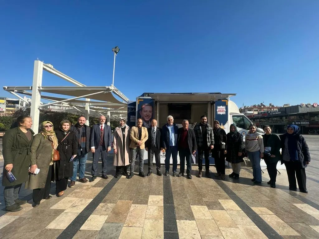 AKEfelerKadin's tweet photo. Efeler İlçe Kadın Kolları Başkanlığımızın  #Türkiye Yüzyılını anlatıp üye yaptığımız AK Noktamızda  esnafımızın ve hemşerilerimizin içini ısıtacak çorbamızı ikram ettik.Halkımızın yoğun ilgisi bizlerinde içini ısıttı. https://t.co/Vwg34kSLoC