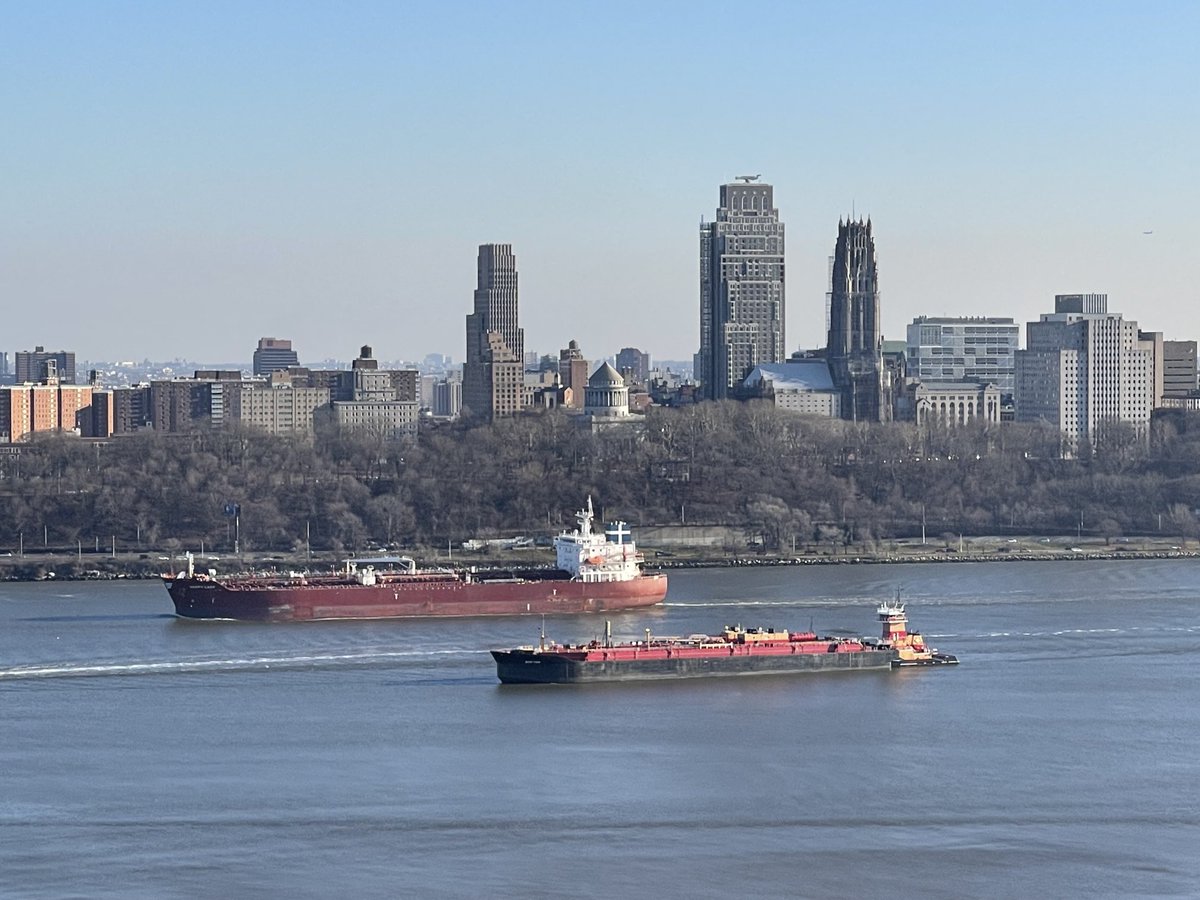 BasilKaratzas's tweet photo. Greek-flagged #MR2 #tanker MV 'Happy Lady' (2013 built @ SPP Sacheon, 52,000dwt) sailing upstream on Hudson River, heading to #Albany, w/ #Midtown n #Uptown #Manhattan in backdrop. Vessel owned by Eastern Mediterranean (#EastMed). Jones Act #Reinauer tug n barge also seen https://t.co/jw5UPhCB4j