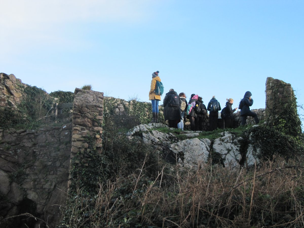 After a great morning of talks, @uniexecges students visited the village of Gorey on Jersey's east coast this afternoon where we had a wander around and an explore. Some great student-led conversations on the minibus past some stunning coastal low-tide landscapes #cgesinthefield