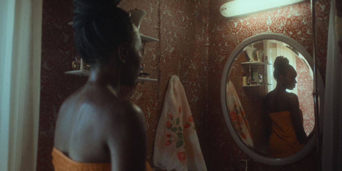 cell_ardoor's tweet photo. nanny (2022)
★★★★☆: muito maneiro + ♡

 ｡･ﾟﾟ achei a fotografia desse filme muito boa, prestei bastante atenção nos enquadramentos e uso de cores e gostei muito, também achei a história simples porém bem contada, simpatizei bastante com a Aisha e sua situação https://t.co/3RlbKJWrvi