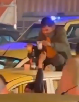 AVIDFLICK's tweet photo. Viral Video: Man Drinks Alcohol On Car’s Roof in a busy Traffic Jam In Gurugram
https://t.co/aMkixhQ9IB
#news #BREAKING #socialmedia #twitter #NewsUpdate #BreakingNews #Trending #viral https://t.co/B7Rdowx0Ie