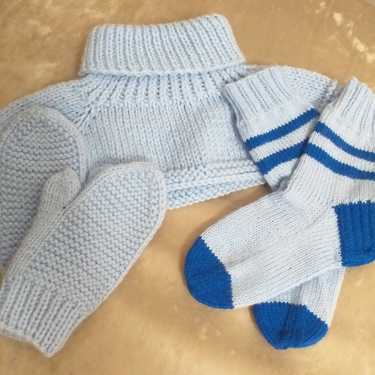 Не забываем утеплять не только себя, но и своих детишек. ☝️🥶

С удовольствием свяжу такой тёплый и нежный комплект для ваших деток.☃️ Любой размер и цвет ❤🧡💛💚💙💜🖤

За ретвит плюсик в карму 🙏