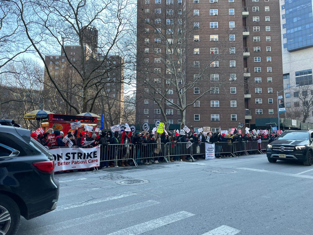 We stand with @mountSinaiNYC nurses @nysna until they win. @UAWRegion9A @UAW #1u #NYCNurseStrike