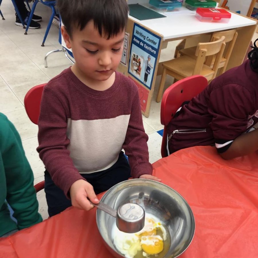 samsmithschool's tweet photo. Mrs. Field's class made muffins from scratch as part of the bread study.  Many thanks to the parents who donated the ingredients! #breadstudy #creativecurriculum #cityproud #citystrong @burlcityschools https://t.co/3jGoTaoXTH