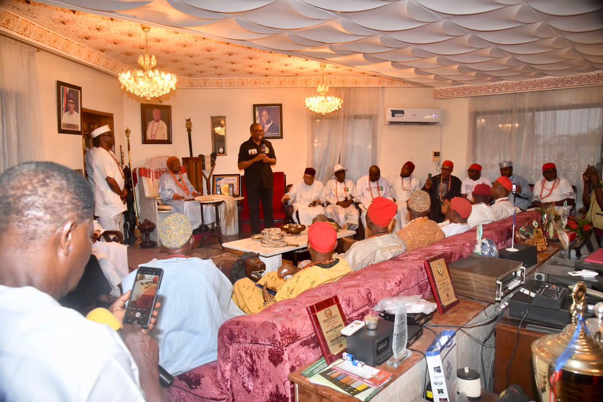 franklinodika11's tweet photo. Senior man Peter Obi was at the palace of the Asagba of Asaba after his successful campaign Rally in Delta State
.
.
Its Raining Miracles Already
Rufai Oseni. Warri.
Dino. Arewa. Brekete
#crossokonkwo
#AtikuGate #ObiDattiInAsaba #PeterObiInAsaba #PeterObiinWarri https://t.co/aBSMRmv88y