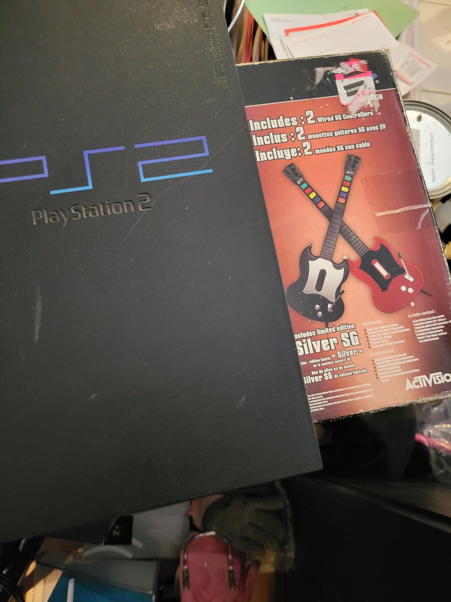 SotenaciousU's tweet photo. @patjean8 J'ai ma chum/coloc qui vend sa ps2 avec 2 guitares guitar hero special edition Aerosmith. On ne trouve juste pas le jeux de guitar hero https://t.co/mIaE5e8pfD