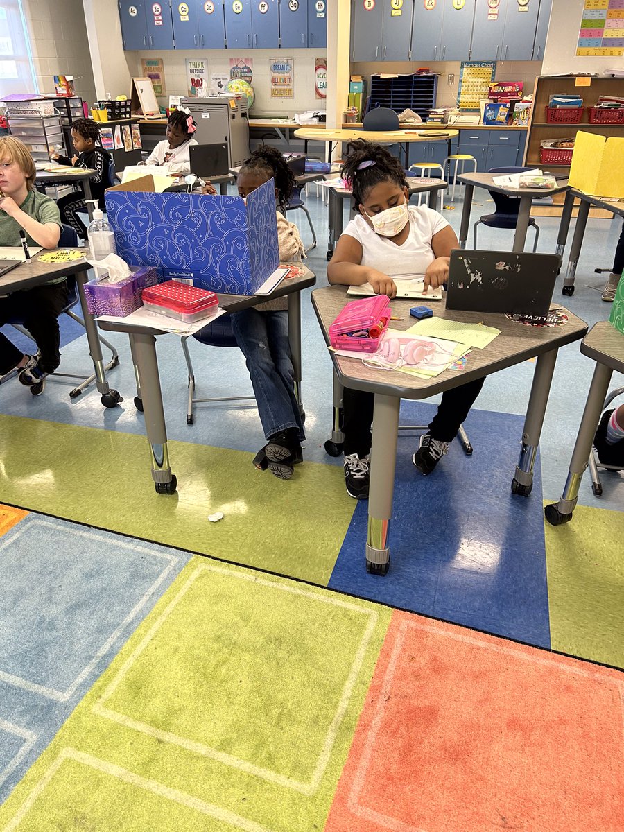 HillpointHusky's tweet image. 1st Grade students in Mrs. Chamberlain’s class completing a Math Test on their computers. They are using whiteboards to work out the problems!  #mathwork #whiteboardmath #mathteacher #mathforlife #HPLeadersofthePack #BuildingtheBestSPS