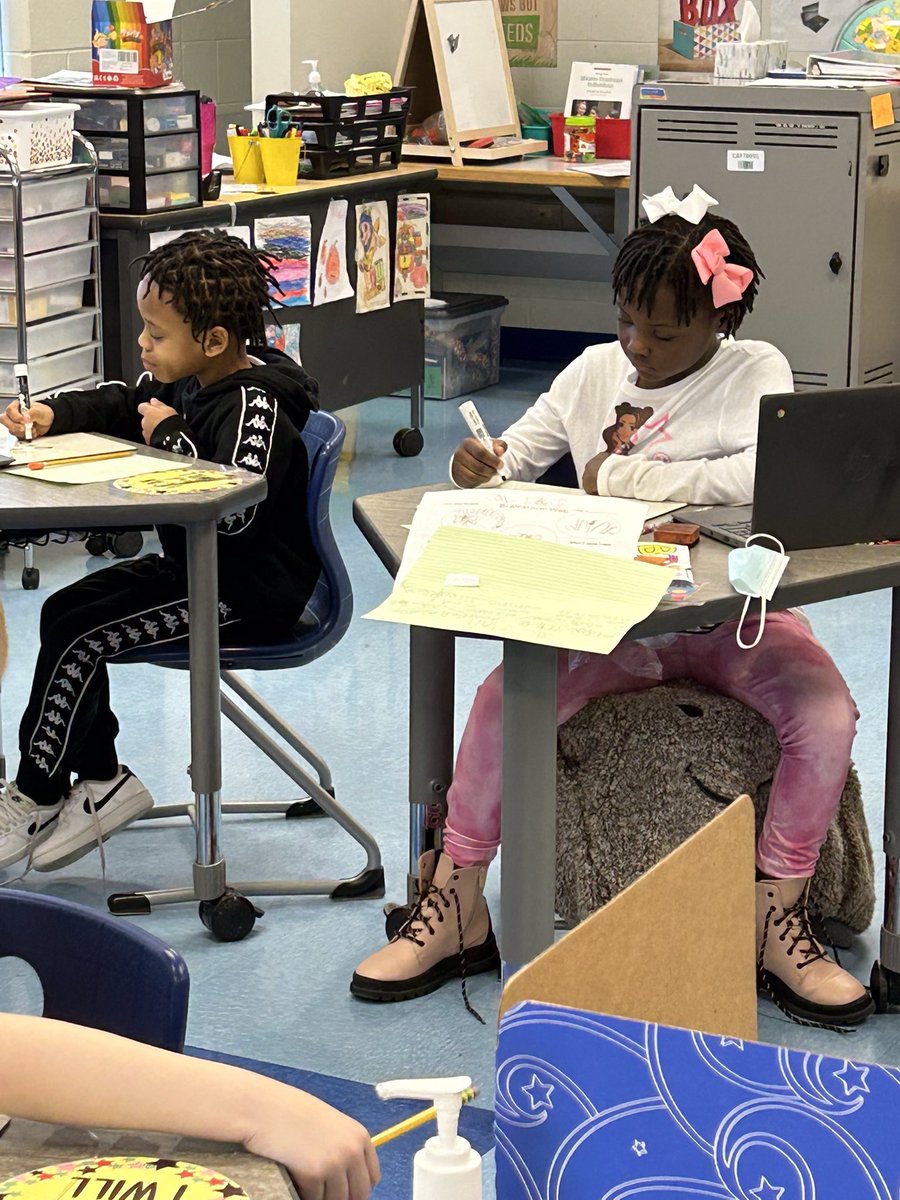 HillpointHusky's tweet image. 1st Grade students in Mrs. Chamberlain’s class completing a Math Test on their computers. They are using whiteboards to work out the problems!  #mathwork #whiteboardmath #mathteacher #mathforlife #HPLeadersofthePack #BuildingtheBestSPS