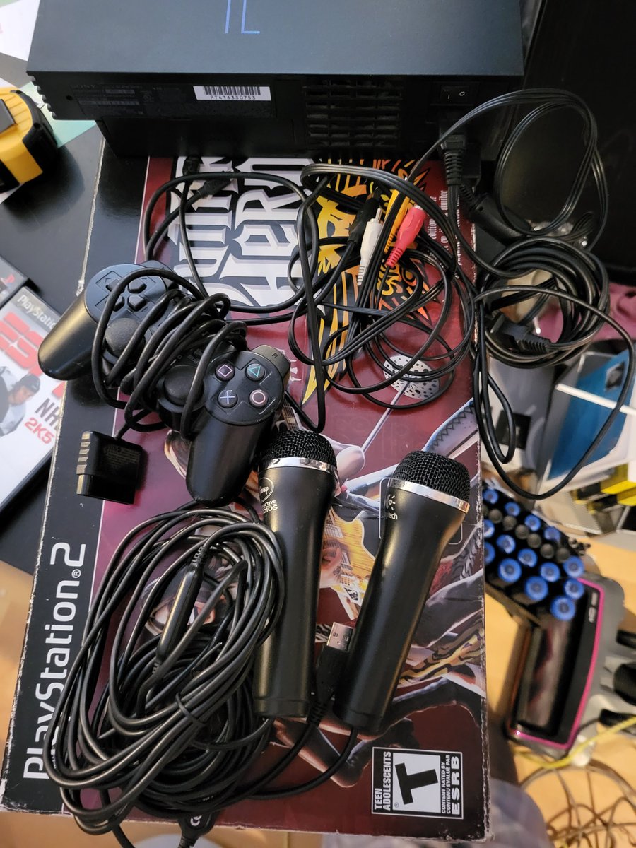 SotenaciousU's tweet photo. @patjean8 J'ai ma chum/coloc qui vend sa ps2 avec 2 guitares guitar hero special edition Aerosmith. On ne trouve juste pas le jeux de guitar hero https://t.co/mIaE5e8pfD