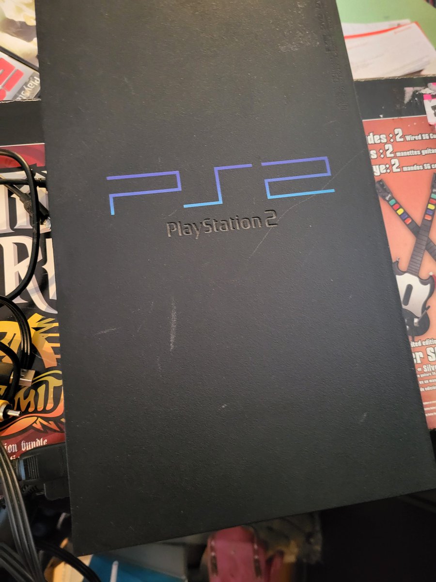 SotenaciousU's tweet photo. @patjean8 J'ai ma chum/coloc qui vend sa ps2 avec 2 guitares guitar hero special edition Aerosmith. On ne trouve juste pas le jeux de guitar hero https://t.co/mIaE5e8pfD