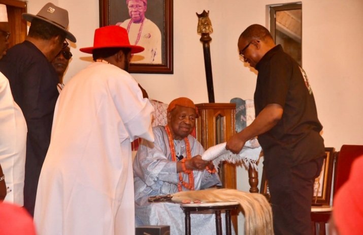 philip_chibuike's tweet photo. Earlier today, the front runner & leading presidential candidate @PeterObi being gracefully received at the Palace of the Asagba of Asaba by Prof. Chike Edozien.He handed Peter Obi an 'Akwaocha'(white cloth) which symbolizes peace & acceptance.
#PeterObiInAsaba #PeterObiInDelta https://t.co/8tvaA4hQqn