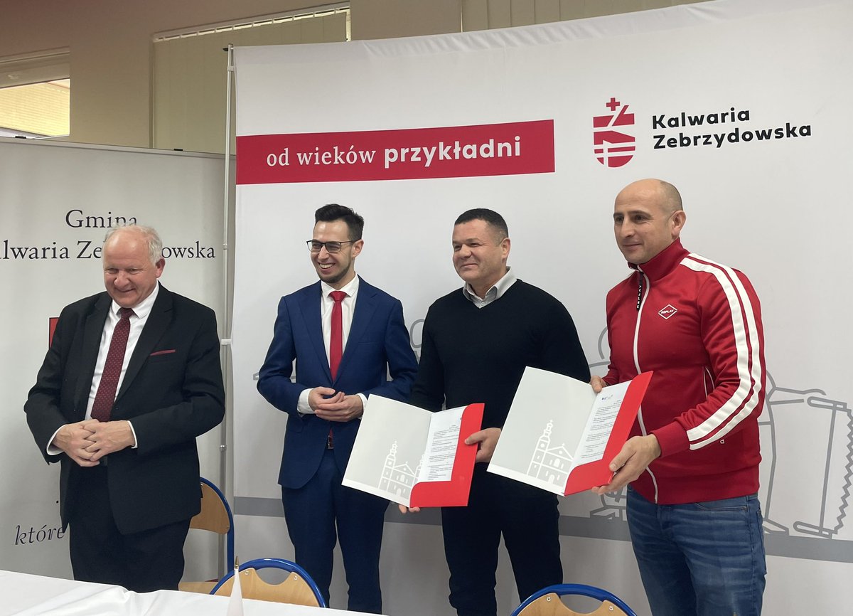 FilipKaczynski's tweet photo. Łącznie 1️⃣.8️⃣0️⃣0️⃣.0️⃣0️⃣0️⃣ zł z kasy polskiego rządu  #PolskiŁad #PGR na 2 ważne zadania otrzymała @Kalwaria_Zeb umowy podpisane na:
⚽️Przebudowę boiska szkolnego przy Szkoła Podstawowa nr 1 im. Jana Pawła II w Stanisławiu Dolnym
👩‍🚒 Termomodernizację budynku OSP Stanisław Dolny💰🇵🇱 https://t.co/ugM7T2VTm9