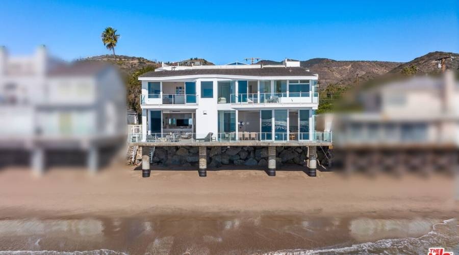 uniquehomeslux's tweet image. The prestigious gated enclave of Malibu Cove Colony Drive is the perfect setting for this inspired & elegant #beachfront architectural #residence, featured in #ArchitecturalDigest.
5 Beds, 5 Baths, 4,763Sqft #Malibu #CA
Chris Cortazzo |(310)4573995| bit.ly/3IAEyPg