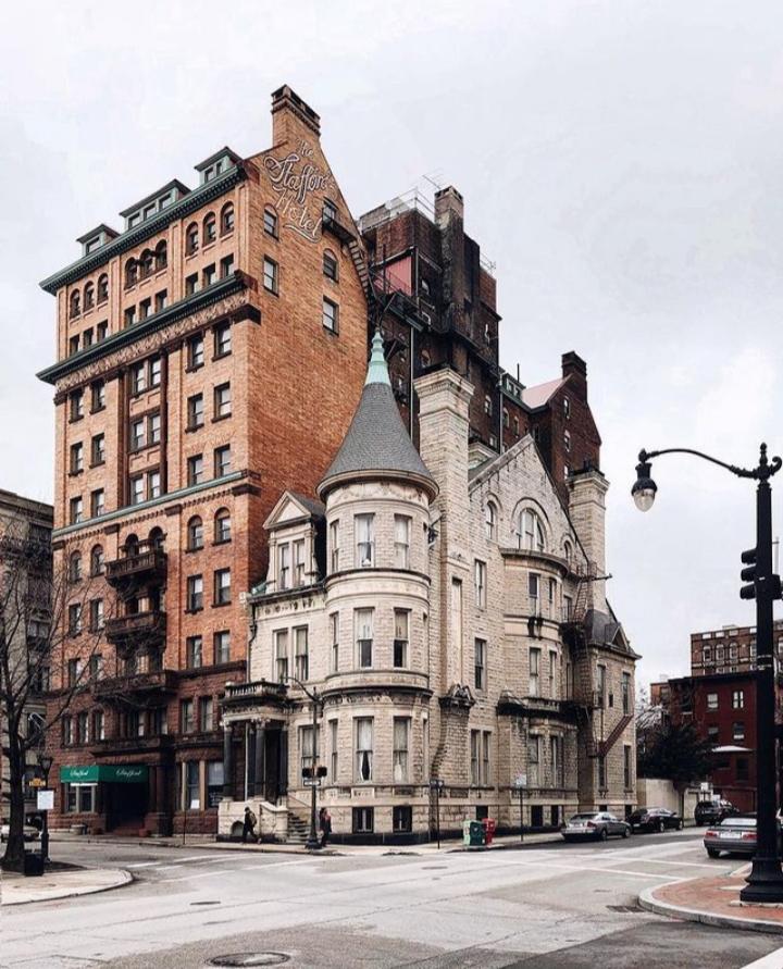 CityDescriber's tweet photo. a castle on a city street https://t.co/mBqiXs3Atm