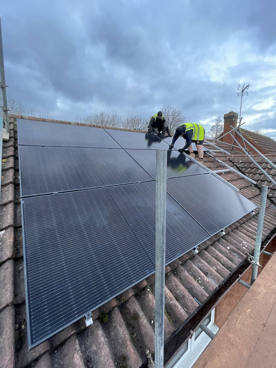 mandsroofers's tweet photo. Solar PV installation complete in Nottingham today for @cracking_energy #solarenergy #solar #roofing #roofers https://t.co/M1C3ZugcDy
