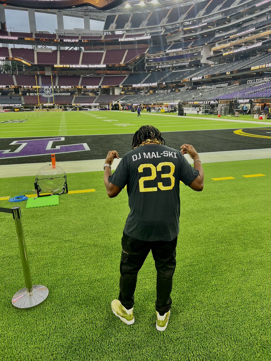 DJMalskiLA's tweet photo. MORNING DRIP CHECK! ๐ง @CFBPlayoff Got me looking right!!!๐ ๐
โข
Who you got @georgiafootball or @tcufootball ???
โข
#CFBDJ #CBFPlayoff #NationalChampionship #DJMalski https://t.co/MFZWOyDBSA
