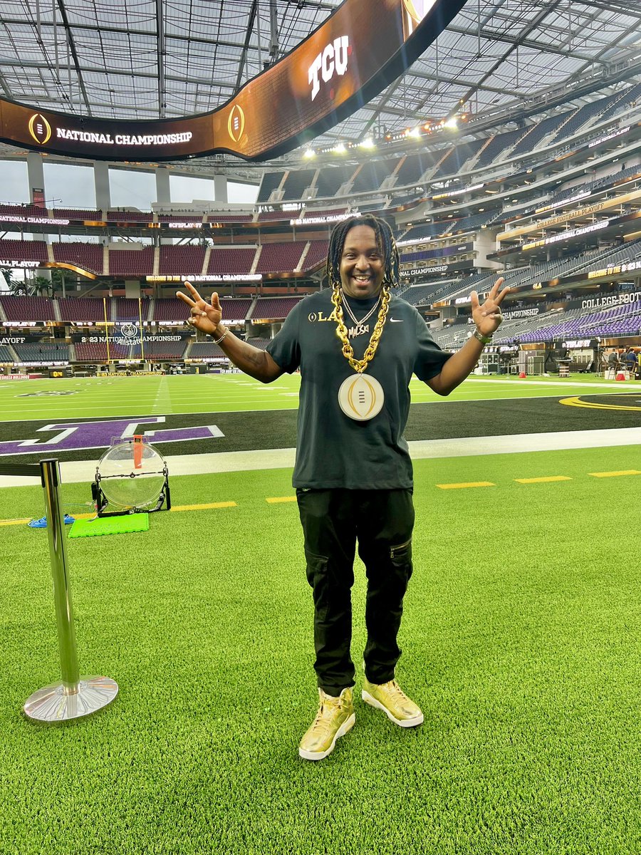 DJMalskiLA's tweet photo. MORNING DRIP CHECK! ๐ง @CFBPlayoff Got me looking right!!!๐ ๐
โข
Who you got @georgiafootball or @tcufootball ???
โข
#CFBDJ #CBFPlayoff #NationalChampionship #DJMalski https://t.co/MFZWOyDBSA