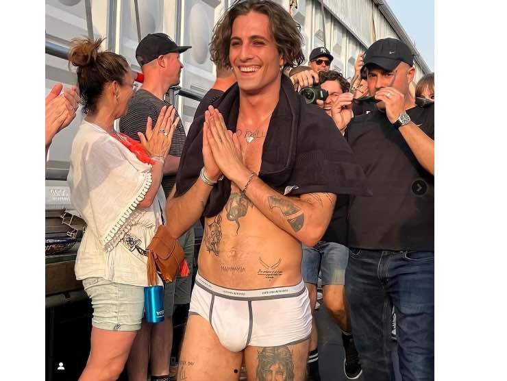 StarrOutlook's tweet photo. @caoimhinof Damiano David from Maneskin - he's 24. TWENTY FOUR!! I've got shoes older than him 😮 #cradlesnatcher https://t.co/1FFvRtyE0x