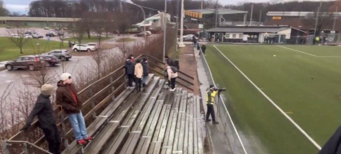 PjoddHbg's tweet photo. Kul för bois!  Till skillnad från förra året så har alla deras supportrar vågat sig ut i regnet! https://t.co/Oozp4EDYAS