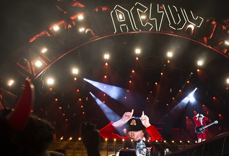 El último día de 1973 el grupo de rock AC/DC daba su primer concierto. Tuvo lugar en el club Chequers de Sídney (Australia) y sin el cantante Bon Scott, que entró en la banda en 1974.