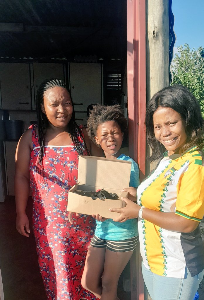 Puleng_Nathane's tweet image. As we celebrated #ANC111 over the weekend, I opened a school shoe drive & donated to less fortunate kids in Botshabelo. Schools open on Wednesday & I'm happy to put a smile on these kid's faces. A big thank you to everyone who donated🙏. It's a wrap!!💛💚🖤 #Rekaofela #ReyaPele