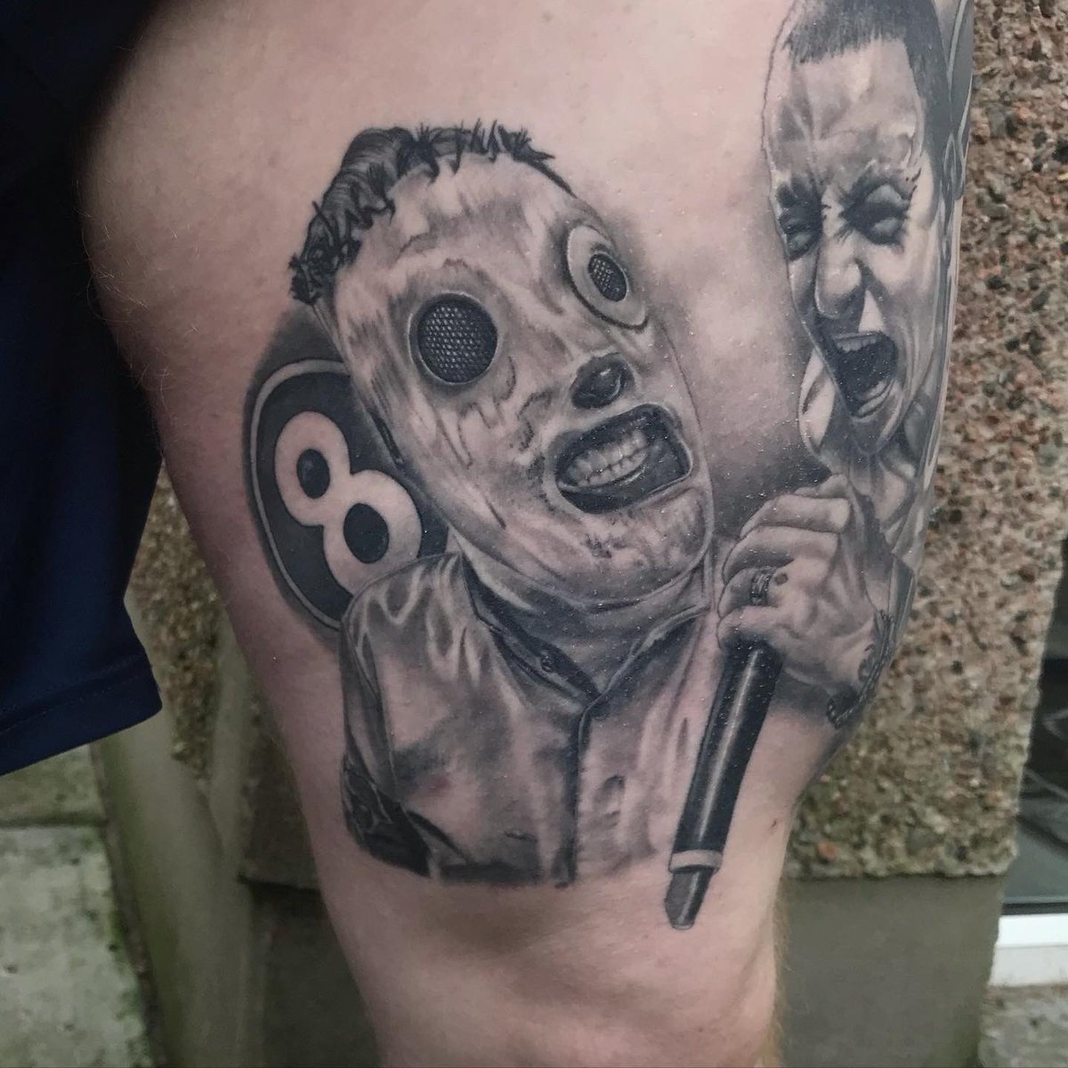CarlozTattoos50's tweet photo. Fully healed shot of @CoreyTaylorRock from @slipknot piece alongside Chester B from @linkinpark, I done last year as part of a rock leg sleeve.
Like, RT, Comment 🤘🏼❤️
#tattoo #tattoos #legsleeve #rock #slipknot #coreytaylor #realism #blackandgrey #metal #linkinpark #ChesterB https://t.co/eXYckN5CJZ