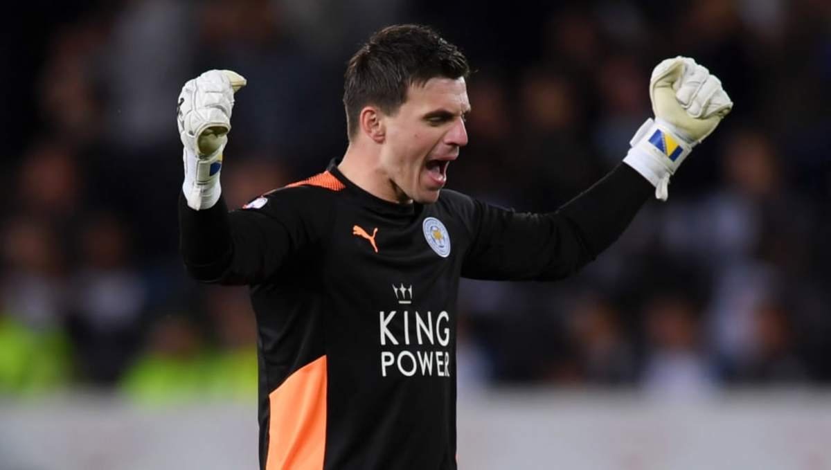 tombogert's tweet photo. Source: LAFC sign goalkeeper Eldin Jakupovic from Everton.

Jakupovic, 38, last played regularly with Hull City in the Premier League in 2016-17. Been a backup at Leicester and Everton since.

LAFC have only John McCarthy at GK with Maxime Crepeau injured. https://t.co/Gyvl5ErirC