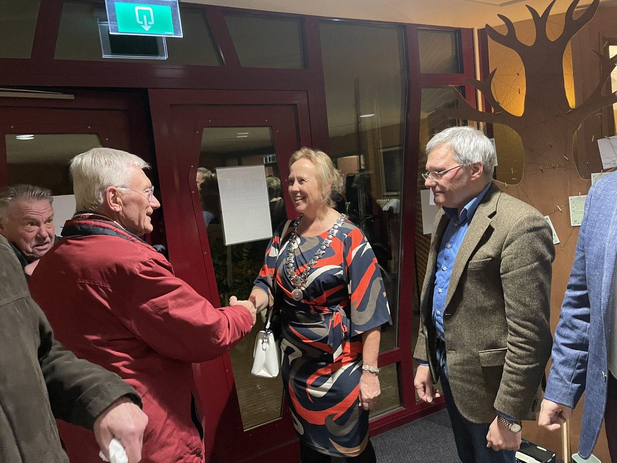 Streekradio's tweet photo. Grote opkomst nieuwjaarsreceptie 25 jarige @GemDeWolden Mina Koes productie wint Raspaard, 25 jarigen in 2023 blazen hun verjaarstaart uit https://t.co/VRH6USUHO6