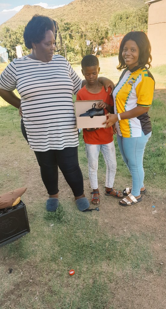 Puleng_Nathane's tweet image. As we celebrated #ANC111 over the weekend, I opened a school shoe drive & donated to less fortunate kids in Botshabelo. Schools open on Wednesday & I'm happy to put a smile on these kid's faces. A big thank you to everyone who donated🙏. It's a wrap!!💛💚🖤 #Rekaofela #ReyaPele