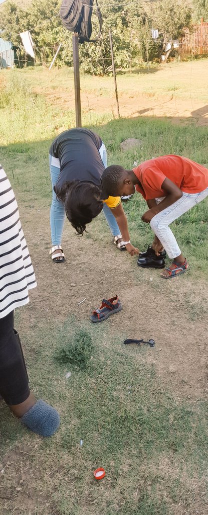Puleng_Nathane's tweet image. As we celebrated #ANC111 over the weekend, I opened a school shoe drive & donated to less fortunate kids in Botshabelo. Schools open on Wednesday & I'm happy to put a smile on these kid's faces. A big thank you to everyone who donated🙏. It's a wrap!!💛💚🖤 #Rekaofela #ReyaPele