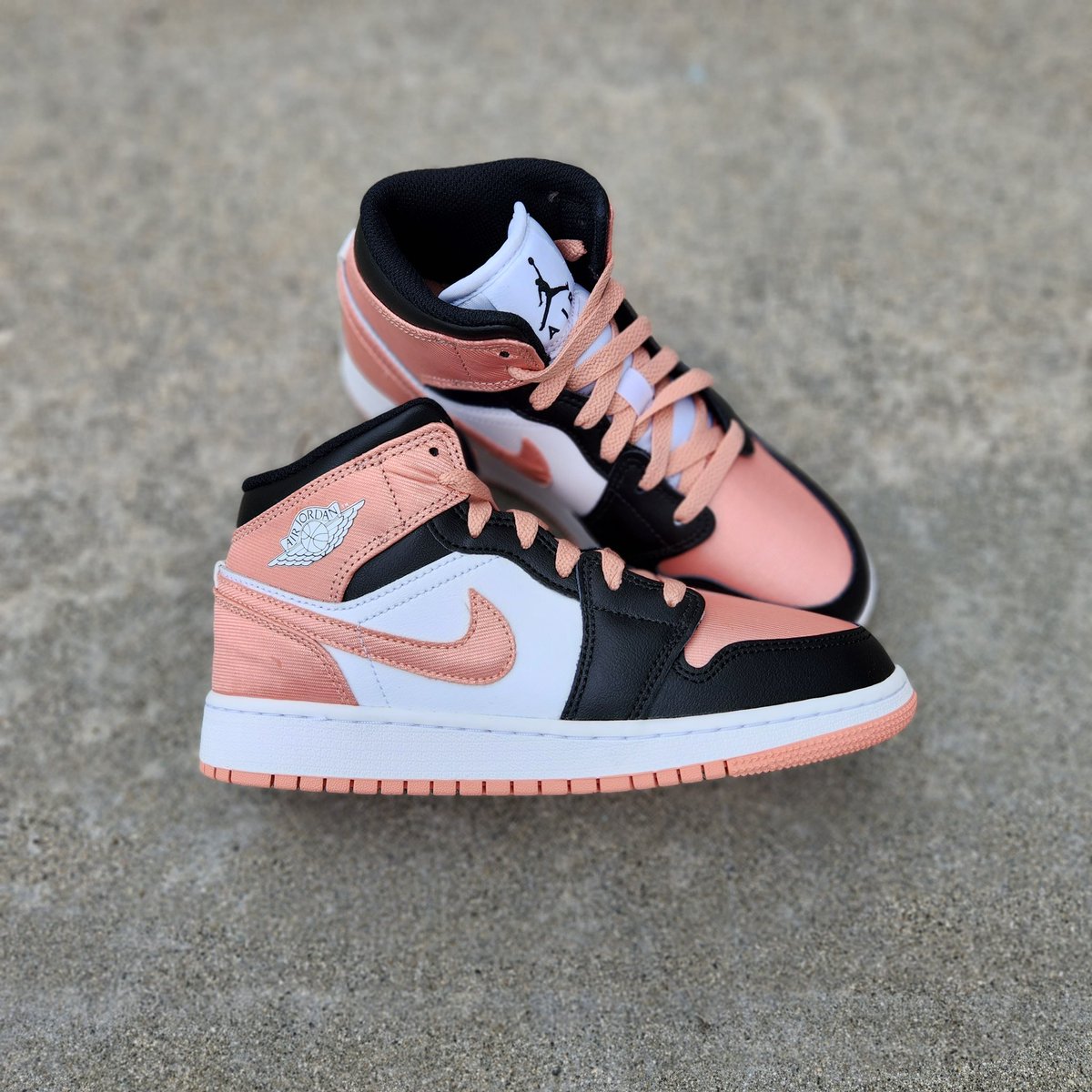 PrivateSneakers's tweet photo. 🌸Air Jordan 1 Mid SE GS “Light Madder Root”🌸
.
GS Sizes 4.5Y, 6Y $99.99
•
Available NOW at https://t.co/c3ER0x7yEn 
•
#jordan #jordan23 #aj1 #jordan1 #airjordan1 #madderroot #airjordan1mid #retro #sneakers #kotd #sneakerrelease #retrojordans https://t.co/segJ6zyHP1
