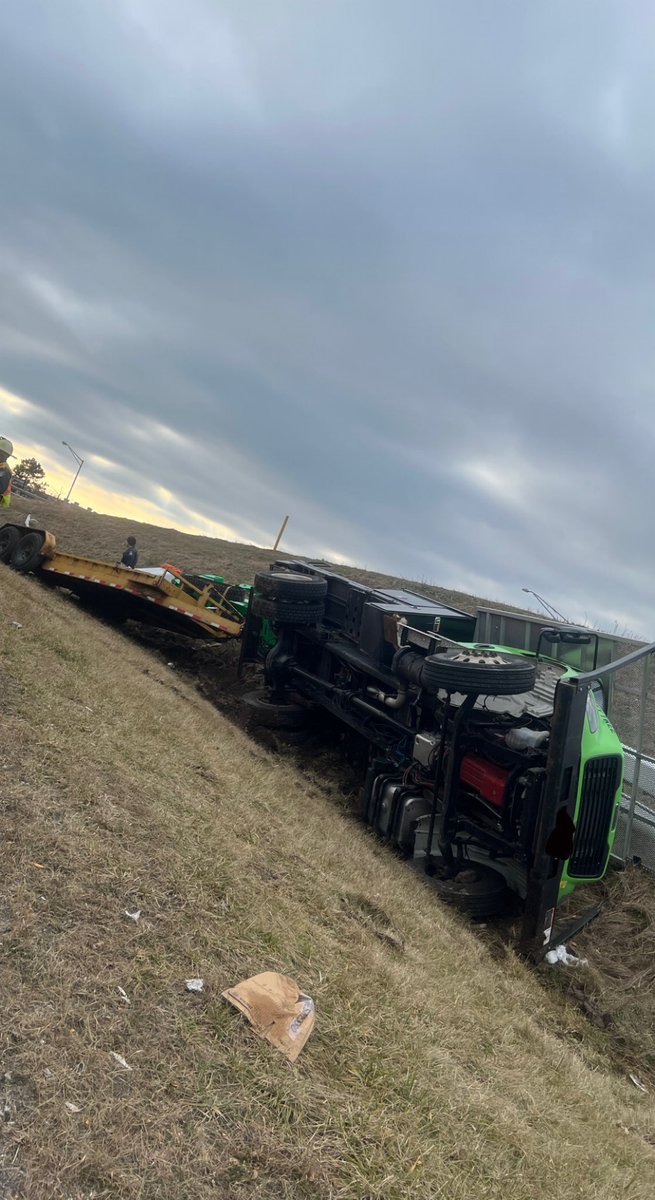 GFDLocal3792's tweet photo. Companies responded this afternoon to Route 390 Northbound at the Scottsville Road exit ramp for the reported rollover with entrapment. Command reported a commercial truck on its side with the occupants self extricated and minor injuries. https://t.co/zizTegJpbp