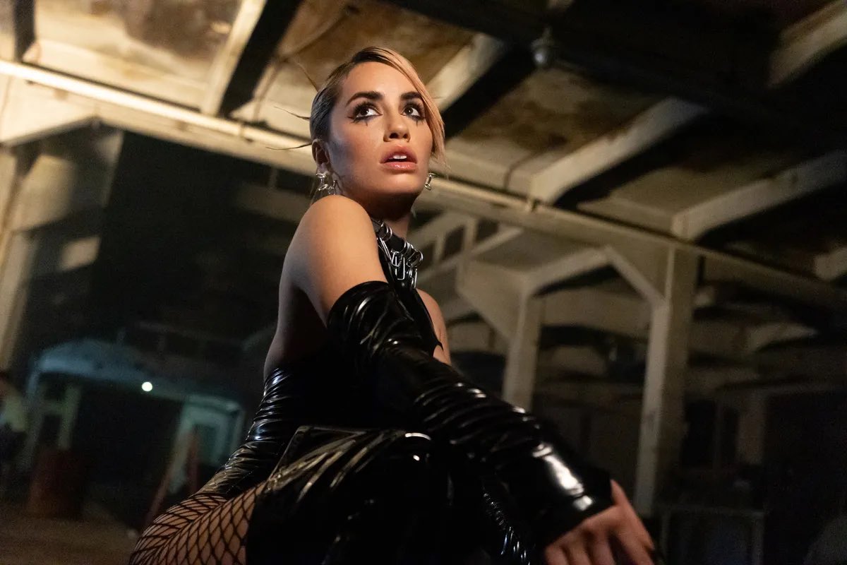 91sbrava's tweet photo. alguien q le diga a tini stoessel q por más q lo haga un año después no vamos a pasar por alto el hecho de que no le PARA de copiar a Lali 🤢 https://t.co/gIpBuHtAgg