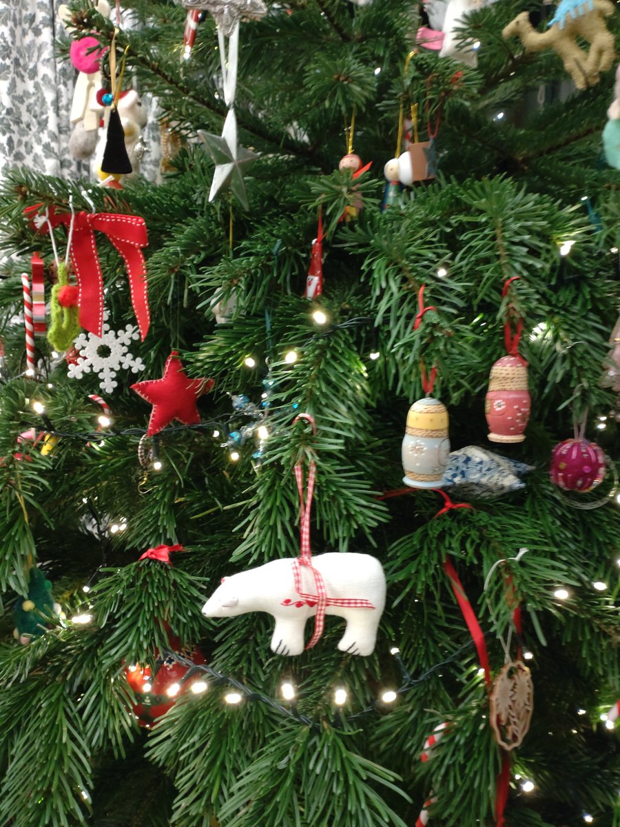 hautecommetrois's tweet image. Still treasuring the twinkling lights of the Christmas tree🎄until Candlemas and finding the perfect replacement for a much loved - but sadly broken - cup and saucer for this week's #SmallBeautiesHour. #BecauseOfClem #ThreadOfGold