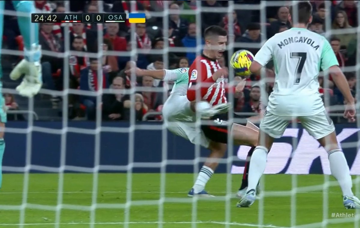 Toca balón Sancet y acto seguido Abde le mete esta patada. Y no pitan penalti. En fin.

#AthleticOsasuna #LaLigaSantander