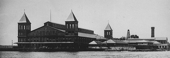 Desde el día de Año Nuevo en 1892 hasta su cierre en 1954, cerca de 12 millones de inmigrantes ingresaron a EE. UU. a través de la Estación de Inmigración Ellis Island. Miles de estadounidenses visitan Ellis Island hoy para rememorar nuestra historia nacional #USCISHistory
