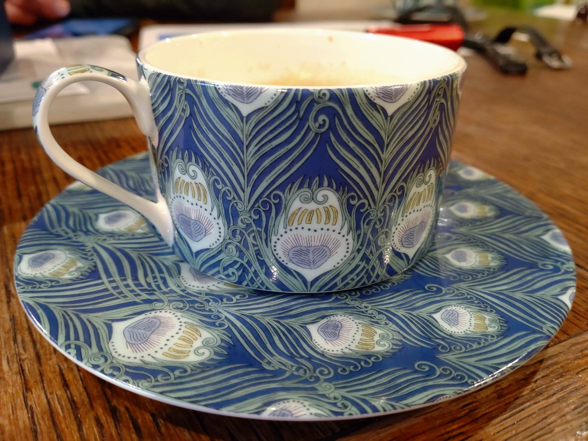 hautecommetrois's tweet image. Still treasuring the twinkling lights of the Christmas tree🎄until Candlemas and finding the perfect replacement for a much loved - but sadly broken - cup and saucer for this week's #SmallBeautiesHour. #BecauseOfClem #ThreadOfGold