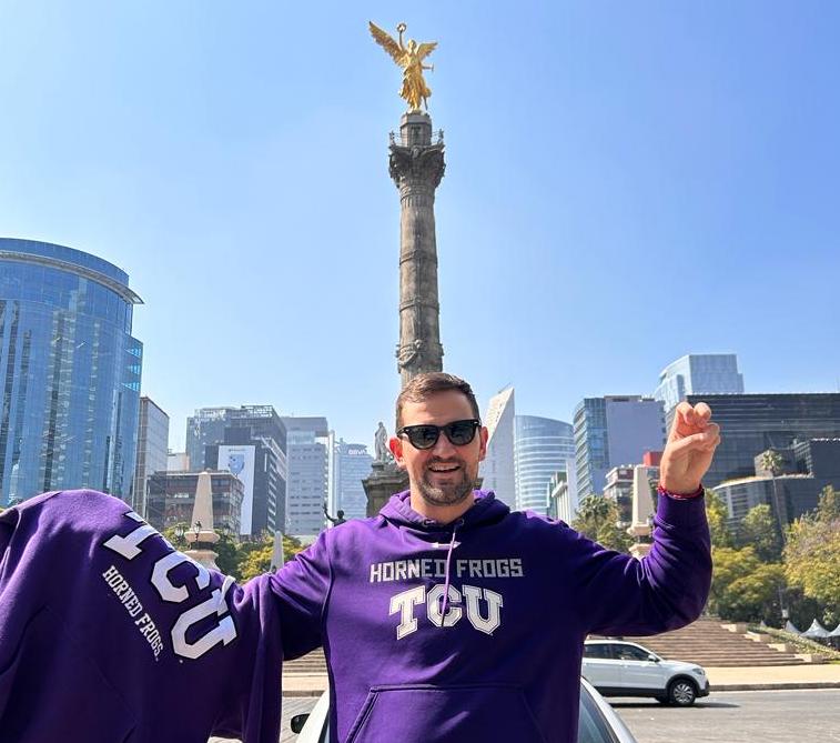 AWilliams_Mex's tweet photo. @TCU Frog Pride in Mexico City #CDMX
#TCUNation #NattyFrogs #GoFrogs https://t.co/5WqrlBTQfY