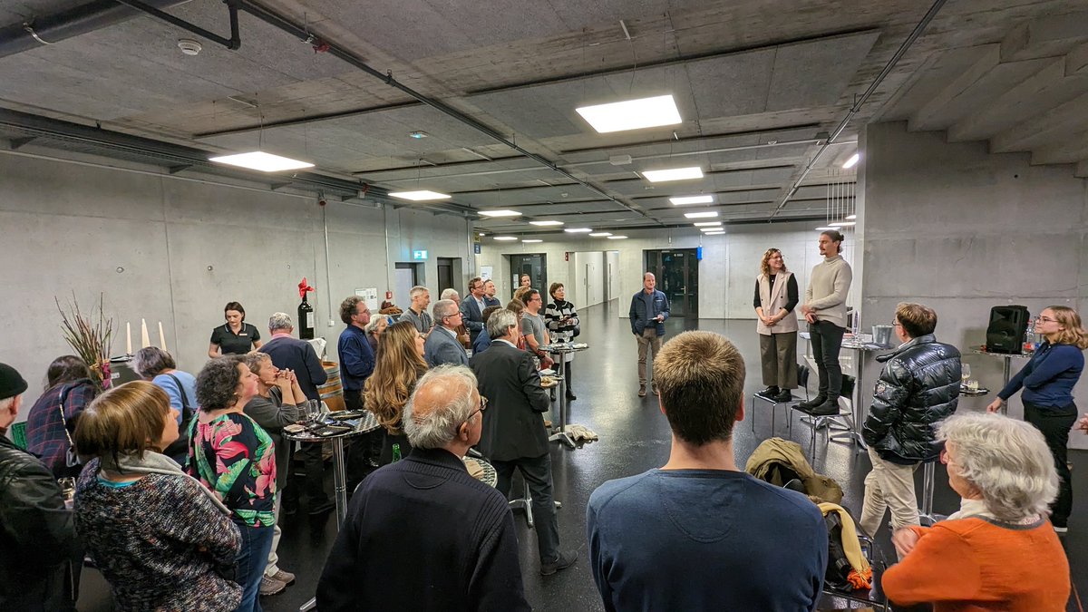Heute haben wir erst Unterschriften für die <a href="/ServCitoyenCH/">ServiceCitoyen.ch</a> Initiative am Bahnhof Bern gesammelt, und danach das Neujahresapéro der <a href="/MitteStadtBern/">Die Mitte Stadt Bern</a> mit einem spannenden Podium zum Thema Lehrkräftemangel anlässlich unseres #AbDurchDieMitte Fübis besucht 🤩🥳