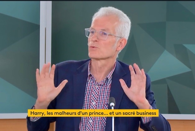 SClarkeWriter's tweet image. On France Info TV to talk about… guess what. 
Yes, this year’s Camembert harvest. Here I’m saying, “I picked one this big”

#harry #spare #bookplug #PR #royalfamily #monarchy #frenchobsession