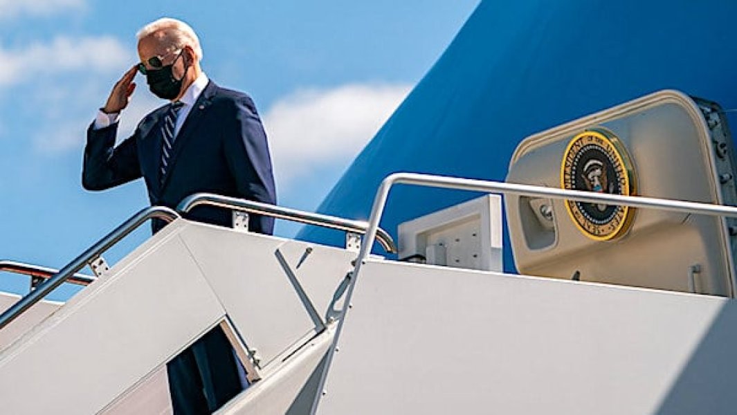 borderObserver's tweet image. 'Your failure': Texas governor shreds Biden on the tarmac over border policies (#dailycaller)
wnd.com/2023/01/failur…
8 Jan 2023

Abbott was the first to greet Biden as he departed Air Force One onto the Tarmac of the El Paso airport ..

#FrontPage qt-fp-216 #BorderObserver