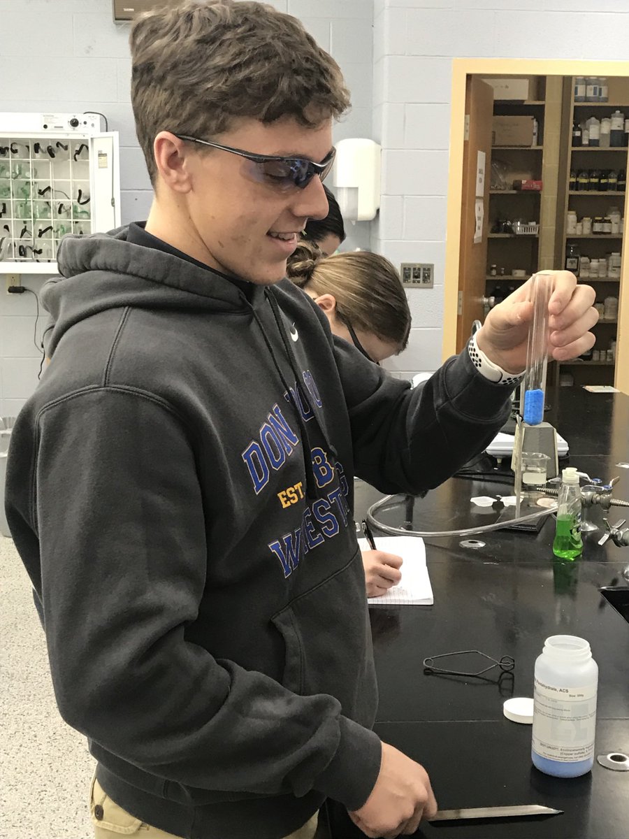 NicholsonTonya's tweet photo. How much water is in the hydrated crystalline substance? #bondtypes #boscoscience #36% https://t.co/gw0NnI7sTA