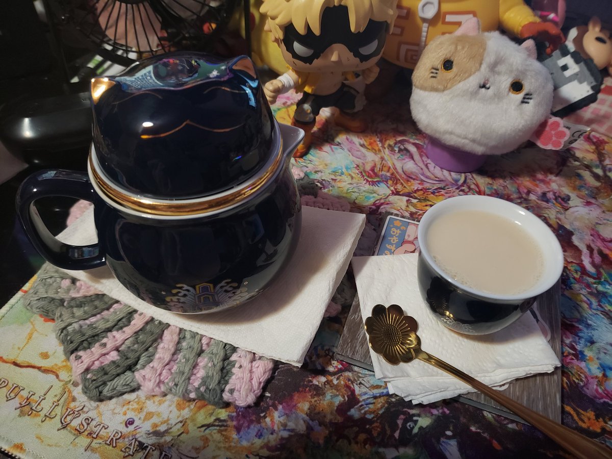 MintJustice's tweet photo. I know I mentioned I am cat cup crazy,,, and I'm about to reveal it now that I got another teapot and cup set lol~ Don't mind the napkins,,, just a little precaution of my clumsy myself,,, https://t.co/zq3qwIFdqX