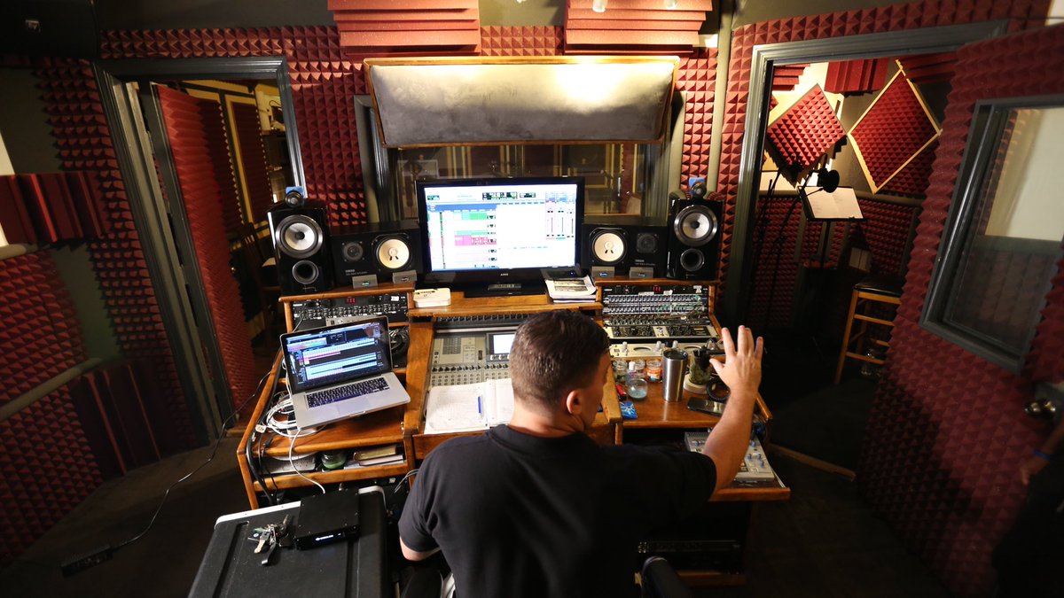 RoyalTMixes's tweet photo. Live Room to the Left and Vocal Booth to the Right- 2023 is gonna be Epic!  🎧 #recordingstudio #recording #recordingartist  #musicproducer #musicians #musicproduction https://t.co/PxUgsuBkIC