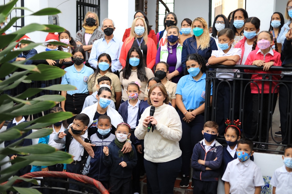 Mincyt_VE's tweet photo. «En Venezuela, cada escuela es un territorio de paz».

Con estas palabras, la vicepresidenta sectorial @Gabrielasjr acompañó el regreso a las aulas de clase, este lunes. 

Lee más detalles 👉🏻: https://t.co/d5iFd5IBv4. https://t.co/v3BjDE8EhB